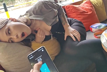 Ну не могу ж я публично трахнуть её — вот и дрочу дистанционно Ну не могу ж я публично трахнуть её — вот и дрочу дистанционно