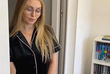 Вау, мамка сама ко мне пришла за минетом. А кремпай разрешит? Вау, мамка сама ко мне пришла за минетом. А кремпай разрешит?